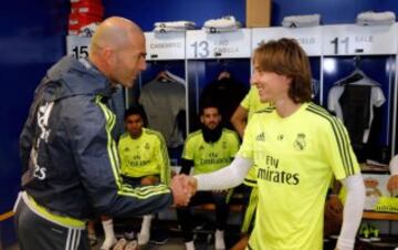 Luka Modric en el saludo a su nuevo DT e ícono del Madrid. 