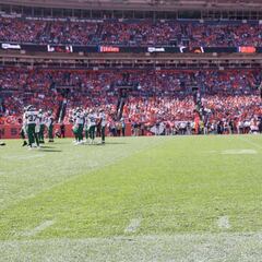 Who is the lowest paid player in the NFL? Is there a minimum salary in American football?