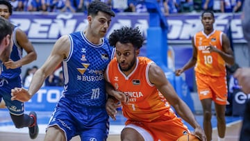 El alero estadounidense Braxton Key (d), del Valencia Basket intenta superar al escolta argentino Gonzalo Corbalán, del San Pablo Burgos, durante el partido de baloncesto de jornada 24 de la liga Endesa disputado este domingo en Burgos.