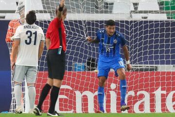 Ulsan's forward Bjorn Maars Johnsen (R) celebrates his goal during the AFC Champions League round of 16 football match between Korea's Ulsan Hyundai and Australia's Melbourne Victory on December 6, 2020 at the Education City Stadium in the Qatari city of 