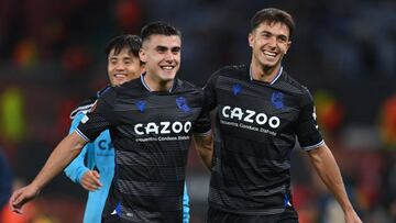 MANCHESTER, ENGLAND - SEPTEMBER 08: Ander Barrenetxea and Martin Zubimendi of Real Sociedad celebrates victory following the UEFA Europa League group E match between Manchester United and Real Sociedad at Old Trafford on September 08, 2022 in Manchester, England. (Photo by Michael Regan/Getty Images)