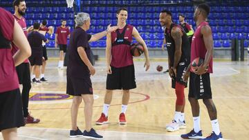 Pesic rodeado de sus jugadores en el entreamiento.
