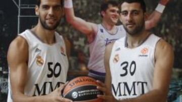 El tunecino Salah Mejri y el griego Ioannis Bourousis posan delante de una imagen gigante de Arvydas Sabonis.