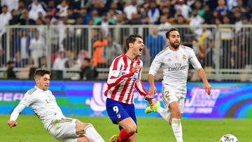 Morata recibe la patada de Valverde.