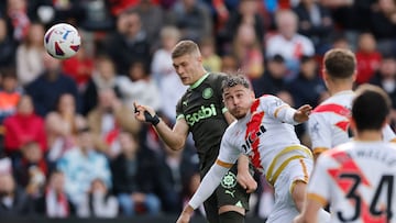 Rayo Vallecano's Rumanian defender #02 Andrei Ratiu vies Girona's Ukrainian forward #09 Artem Dovbyk during the Spanish league football match between Rayo Vallecano de Madrid and Girona FC at the Vallecas stadium in Madrid on November 11, 2023. (Photo by OSCAR DEL POZO / AFP)