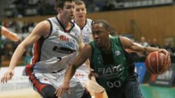 Demond Mallet ante Angelo Caloiaro.