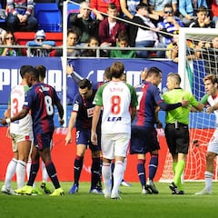 Espectáculo del VAR en el derbi de Ipurua