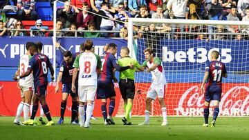 Jugadores discuten con el árbitro después de la expulsión de Duarte.