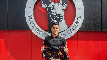 Leonel López posa con la camiseta de Tijuana.