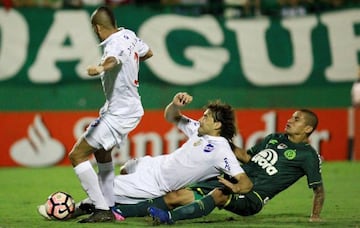 Soccer Football - Copa Libertadores - Brazil's Chapecoense v Uruguay's Nacional - Arena Conda stadium, Chapeco, Brazil - 18/4/17 - Sergio Otalvaro (L) and Rafael Garcia (C) of Nacional in action against Wellington Paulista of Chapecoense. REUTERS/Diego Vara