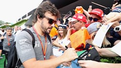 Fernando Alonso firma aut&oacute;grafos a su llegada al Red Bull Ring para disputar el Gran Premio de Austria.