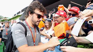Fernando Alonso firma autógrafos a su llegada al Red Bull Ring para disputar el Gran Premio de Austria.