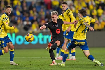 El delantero espa?ol del Barcelona, ??Daniel Olmo, dispara para marcar su primer gol durante el partido de ftbol de la liga espa?ola entre la UD Las Palmas y el FC Barcelona.