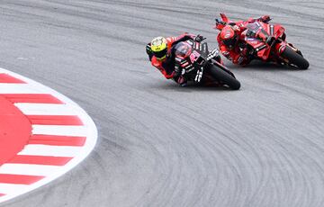 Aleix Espargaró junto a Francesco Bagnaia  durante el sprint del Gran Premio de Cataluña de Moto GP.