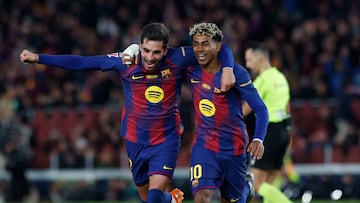 BARCELONA , 22/11/2025.- El delantero del Barcelona Ferrán Torres (i) celebra su segundo gol, cuarto de su equipo, junto a su compañero Lamine Yamal durante el partido de LaLiga entre el Barcelona y el Athletic Club, este sábado en el Camp Nou. EFE/ Quique García
