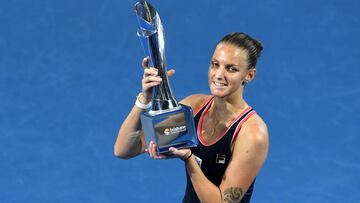 Karolina Pliskova posa con el título de campeona del Brisbane International 2019.
