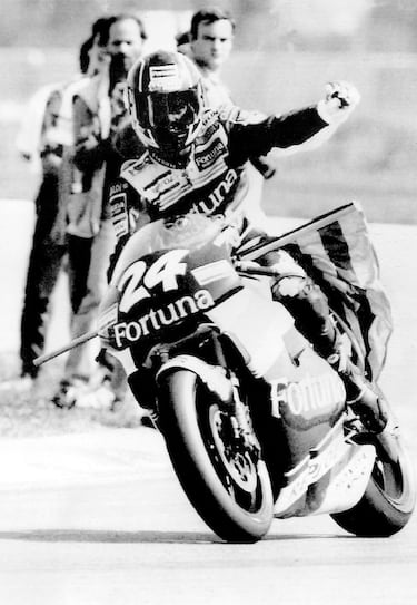 Carlos Checa tiene el honor de ser el primer piloto en inscribir su nombre en Montmeló como escenario recién estrenado del GP de Cataluña. Con la Honda del Pons Racing fue capaz de firmar su primer triunfo en el Mundial de motociclismo sobrepasando nada más y nada menos que a Doohan y Crivillé antes de dar cuenta de Cadalora por el liderato. Cerró la carrera con seis segundos de ventaja sobre Doohan y Crivillé, enfrascados por detrás en una de sus múltiples batallas a lo largo de la historia.
