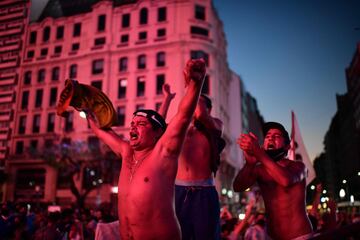 Aficionados argentinos se congregaron en la Plaza del Obelisco en Buenos Aires como homenaje a Diego Armando Maradona y llorar juntos su pérdida