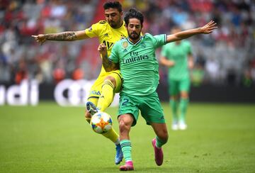 Ozan Tufan e Isco.