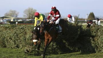 Tiger Roll y Davi Rusell (chaquetillas granate) en primera posici&oacute;n tras saltar una valla. 