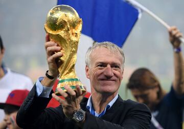 Sigue en el banquillo de la selección francesa de fútbol tras proclamarse campeón del mundo en el Mundial de Rusia 2018. 