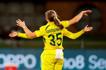 A veces una celebraci¨®n puede dar lugar a originales im¨¢genes captadas por una c¨¢mara. Como la que ilustra estas l¨ªneas, tomada durante el partido de la Copa Mundial Femenina T20 de cricket entre Australia y Bangladesh. La australiana Georgina Wareham parece tener cuatro brazos aunque en realidad se dispone a abrazar a una compa?era.