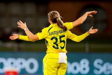 A veces una celebración puede dar lugar a originales imágenes captadas por una cámara. Como la que ilustra estas líneas, tomada durante el partido de la Copa Mundial Femenina T20 de cricket entre Australia y Bangladesh. La australiana Georgina Wareham parece tener cuatro brazos aunque en realidad se dispone a abrazar a una compañera. 