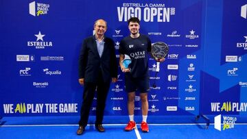 Agustín Tapia recibe el trofeo de mejor jugador en la final de Vigo.