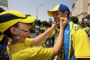 Seguidores de las UD Las Palmas en los alrededores del estadio de Gran Canaria antes de disputar el partido por el ascenso a la Primera División, frente al Real Zaragoza. 
