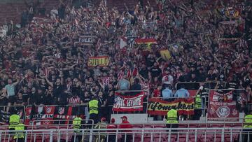 Lisboa (Portugal), 02/10/2024.- Supporters of Atletico Madrid cheer ahead of the UEFA Champions League soccer match between SL Benfica and Atletico Madrid, in Lisbon, Portugal, 02 October 2024. (Liga de Campeones, Lisboa) EFE/EPA/MIGUEL A. LOPES