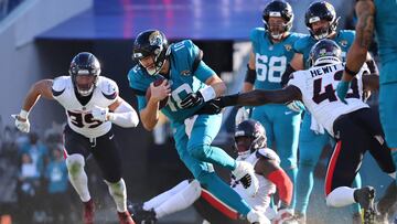 JACKSONVILLE, FLORIDA - DECEMBER 01: Quarterback Mac Jones #10 of the Jacksonville Jaguars scrambles during the fourth quarter of a game against the Houston Texans at EverBank Stadium on December 01, 2024 in Jacksonville, Florida. Mike Carlson/Getty Images/AFP (Photo by Mike Carlson / GETTY IMAGES NORTH AMERICA / Getty Images via AFP)
