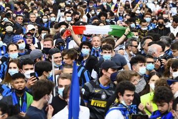 Cientos de personas, sin ninguna distancia de seguridad, celebran en la Piazza Duomo de Milán el campeonato de la liga italiana.