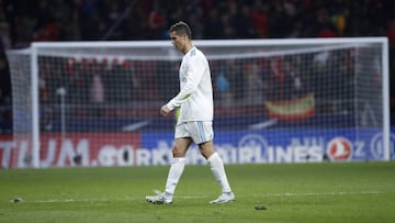 El delantero del Real Madrid Cristiano Ronaldo, al término del partido de Liga en Primera División ante el Atlético de Madrid.