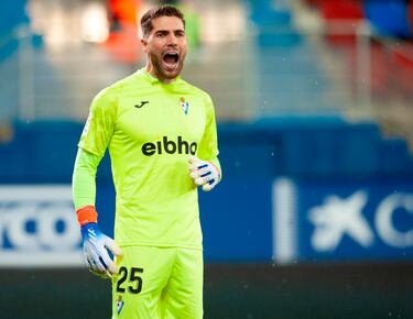 El cancerbero armero fue fundamental en la victoria del líder de la categoría. Su repertorio de paradas fue tan meritorio que llegó a desesperar a los jugadores del equipo berciano. Luca destacó repeliendo un par de peligrosos disparos lejanos. El líder tiene portero.