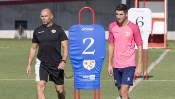 Paco, junto a Comesa&ntilde;a en un entrenamiento.