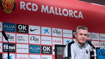 PALMA DE MALLORCA, 03/05/2024.- El entrenador del RCD Mallorca Javier Aguirre comparece en rueda de prensa, este viernes en Palma. EFE/MIQUEL A. BORRÀS
