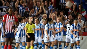 GRAF9034. GRANADA, 11/05/2019.- Las jugadoras de la Real Sociedad celebran el segundo gol ante el Atl&eacute;tico de Madrid, durante la final de la copa de la Reina disputada esta noche en el Estadio Nuevo Los C&aacute;rmenes, en Granada. EFE/Miguel &Aacu