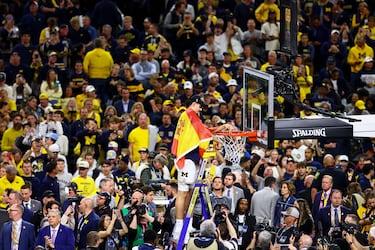 Aday Mara corta la red tras derrotar a los UConn Huskies en la final del campeonato nacional de la Final Four del Torneo de Baloncesto Masculino de la NCAA 2026 en el Lucas Oil Stadium.