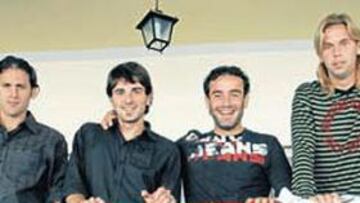 <b>ADVERSARIOS. </b>Parri, Jofre, Peña y David Sánchez posan con las camisetas de sus equipos.