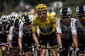 Geraint Thomas luciendo el maillot amarillo de líder.