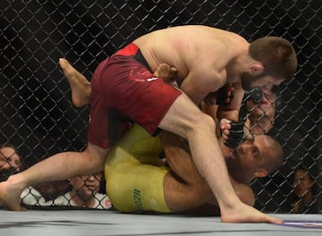 Khabib Nurmagomedov intenta golpear a Edson Barboza durante su combate en el UFC 219.