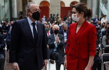 La presidenta de la Comunidad de Madrid, Isabel Díaz Ayuso, conversa con el presidente del Real Madrid, Florentino Pérez, durante la entrega del premio Internacional del Deporte de la Comunidad a los integrantes de la "Quinta del Buitre", en la sede de la Real Casa de Correos en Madrid.