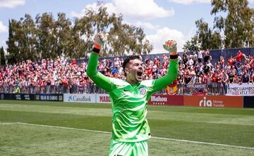 Alejandro Iturbe celebra el ascenso del filial del Atlético B en el Cerro ante el UCAM Murcia.