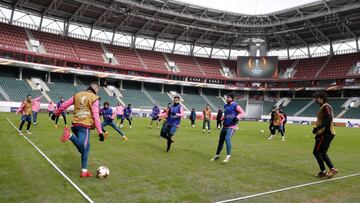 El Atl&eacute;tico entren&aacute;ndose ayer en Mosc&uacute; antes del partido ante el Lokomotiv. 