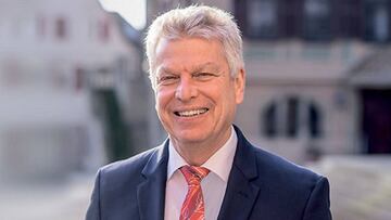 "¿Por qué debería mantener la distancia con otras personas si ya se puede jugar al fútbol?"