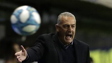 Boca Juniors&#039; coach Gustavo Alfaro gives instructions during the Argentina First Division Superliga football tournament match against Huracan, at La Bombonera stadium in Buenos Aires, on July 28, 2019. (Photo by Alejandro PAGNI / AFP)