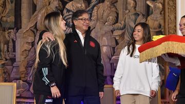 Gustavo Petro presidente de Colombia entregó la Orden de Boyacá a la Selección Femenina.