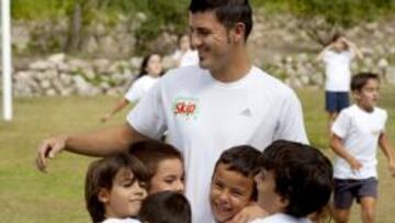 <b>LOS HIZO FELICES. </b>Villa compartió un buen rato con los niños elegidos por una marca publicitario.