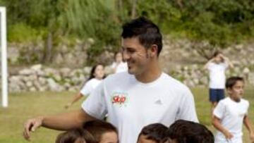 <b>LOS HIZO FELICES. </b>Villa compartió un buen rato con los niños elegidos por una marca publicitario.