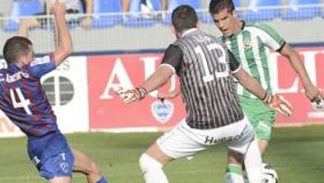 <b>A CABALLO REGALADO... </b>Kaludjerovic se aprovecha de un error infantil entre L¨¢zaro y Luis Garc¨ªa para marcar su primer gol en Espa?a.